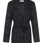 Jacquard blazer Fluresk Veda in zwart met strikceintuur en reverskraag, voorkant | Jo&Co Club