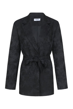 Jacquard blazer Fluresk Veda in zwart met strikceintuur en reverskraag, voorkant | Jo&Co Club