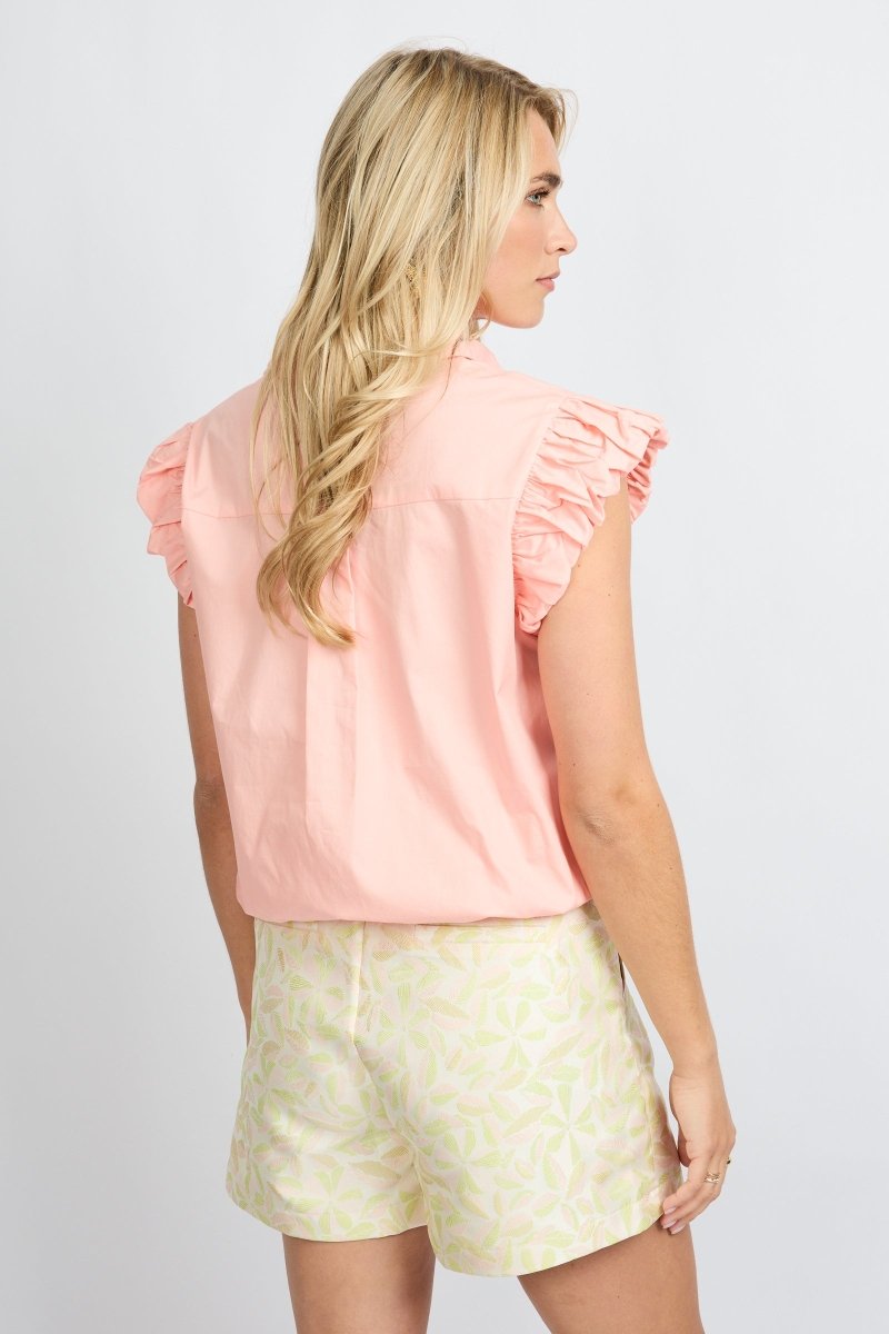 Fluresk blouse in Blush Peach met ruches, achteraanzicht op model | Jo&Co Club