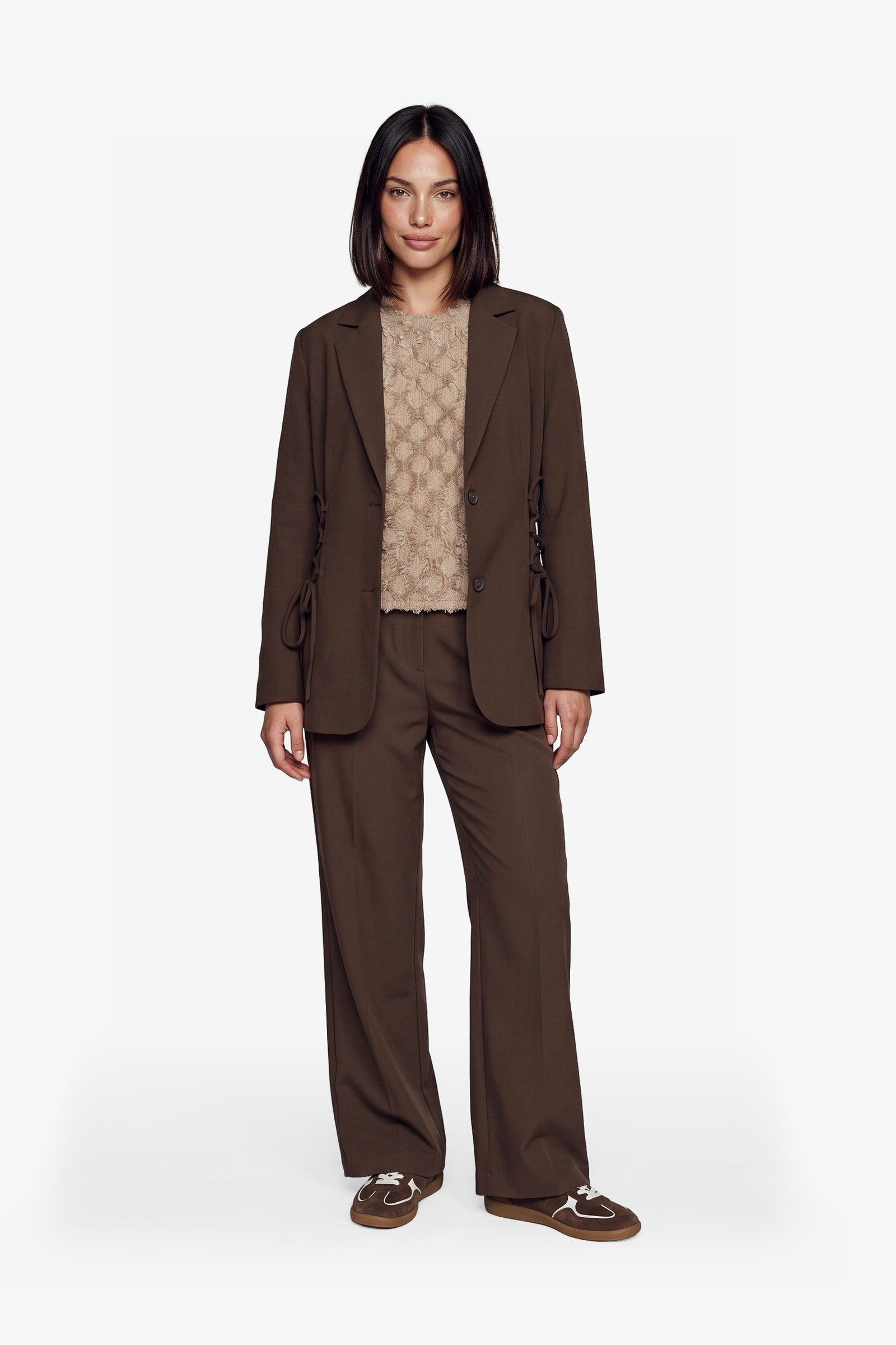Bruine pantalon met rechte pijpen en persplooi, vooraanzicht | Fluresk Javi pants | Jo&Co Club
