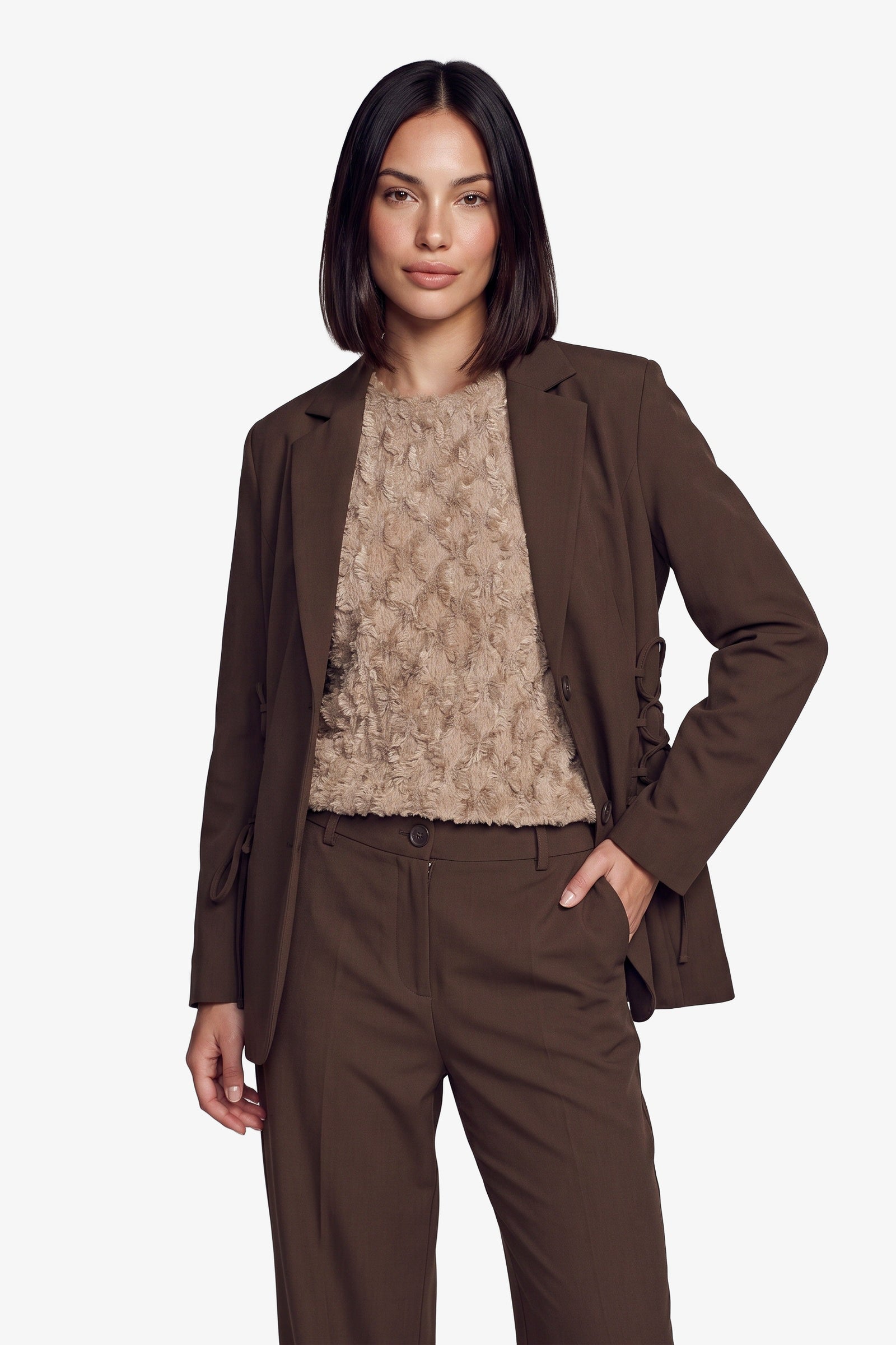 Bruine pantalon met rechte pijpen en persplooi, vooraanzicht | Fluresk Javi pants | Jo&Co Club