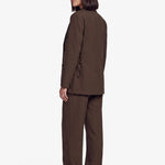 Bruine pantalon met rechte pijpen en persplooi, achterkant | Fluresk Javi pants | Jo&Co Club