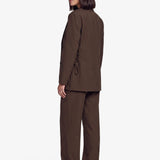 Bruine pantalon met rechte pijpen en persplooi, achterkant | Fluresk Javi pants | Jo&Co Club