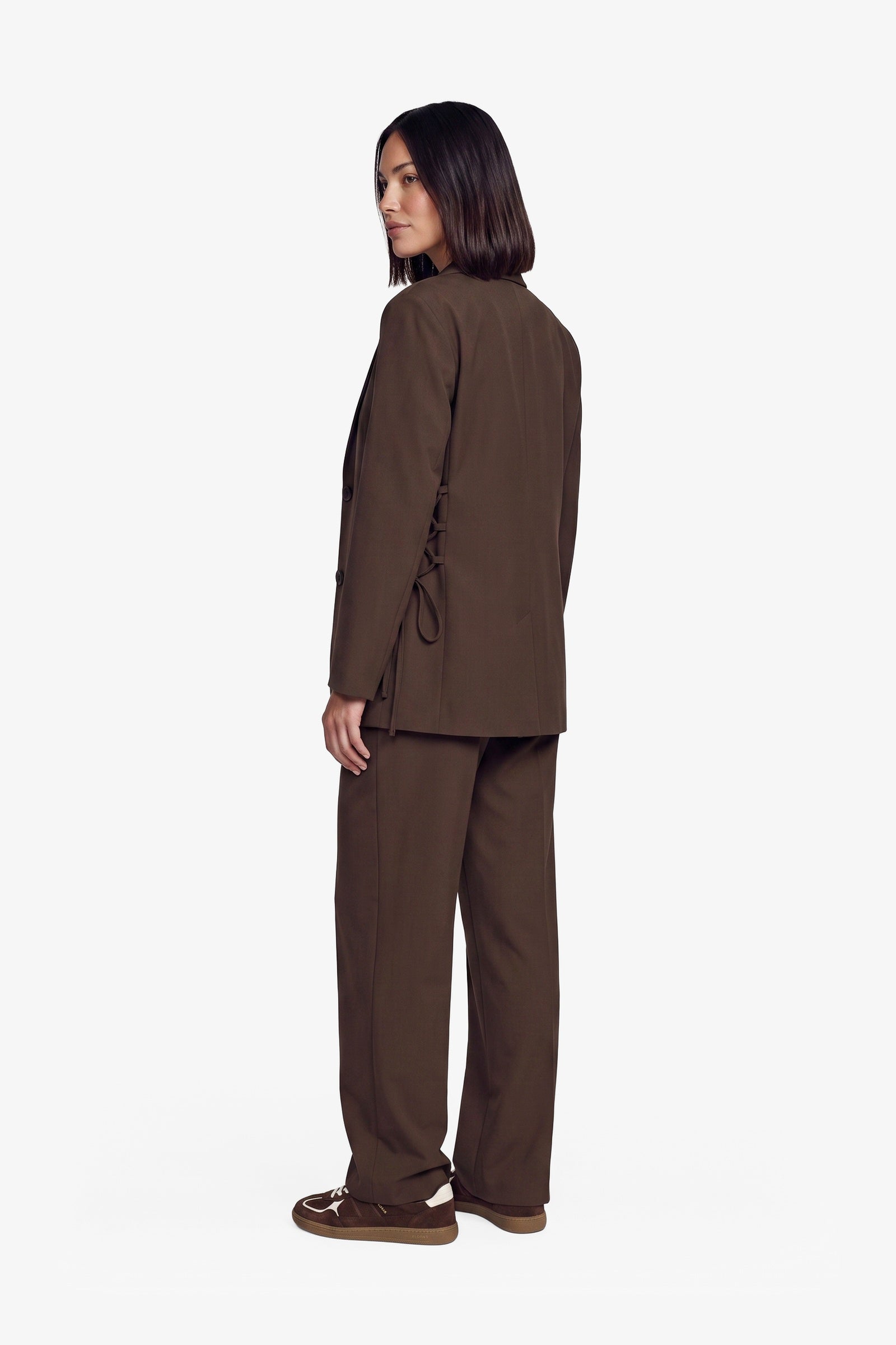 Bruine pantalon met rechte pijpen en persplooi, achterkant | Fluresk Javi pants | Jo&Co Club