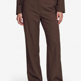 Bruine pantalon met rechte pijpen en persplooi, detailfoto | Fluresk Javi pants | Jo&Co Club