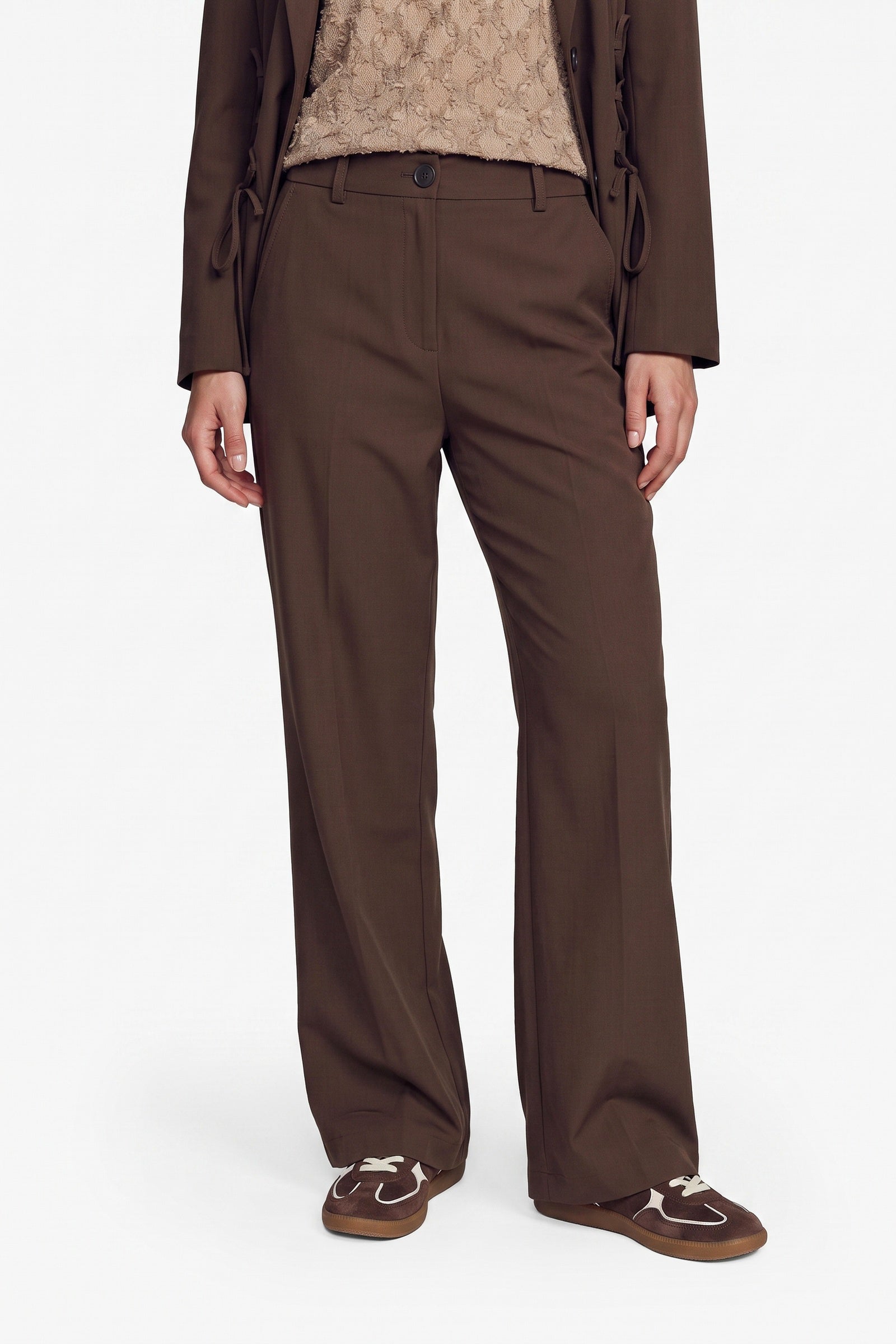 Bruine pantalon met rechte pijpen en persplooi, detailfoto | Fluresk Javi pants | Jo&Co Club