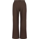 Bruine pantalon met rechte pijpen en persplooi, productfoto achterzijde | Fluresk Javi pants | Jo&Co Club