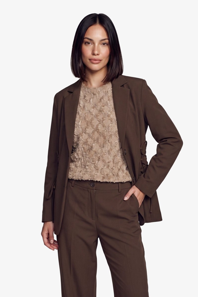 Bruine pantalon met rechte pijpen en persplooi, vooraanzicht | Fluresk Javi pants | Jo&Co Club