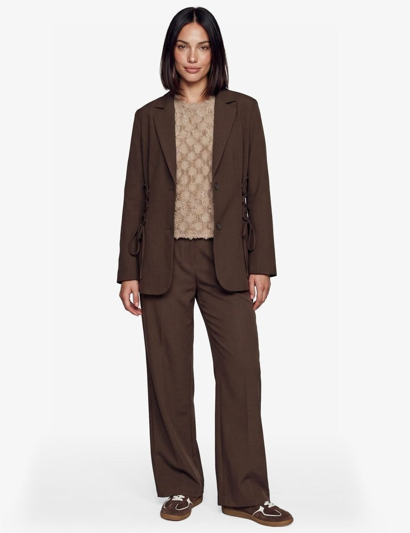 Bruine pantalon met rechte pijpen en persplooi, vooraanzicht | Fluresk Javi pants | Jo&Co Club