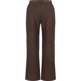 Bruine pantalon met rechte pijpen en persplooi, productfoto achterzijde | Fluresk Javi pants | Jo&Co Club