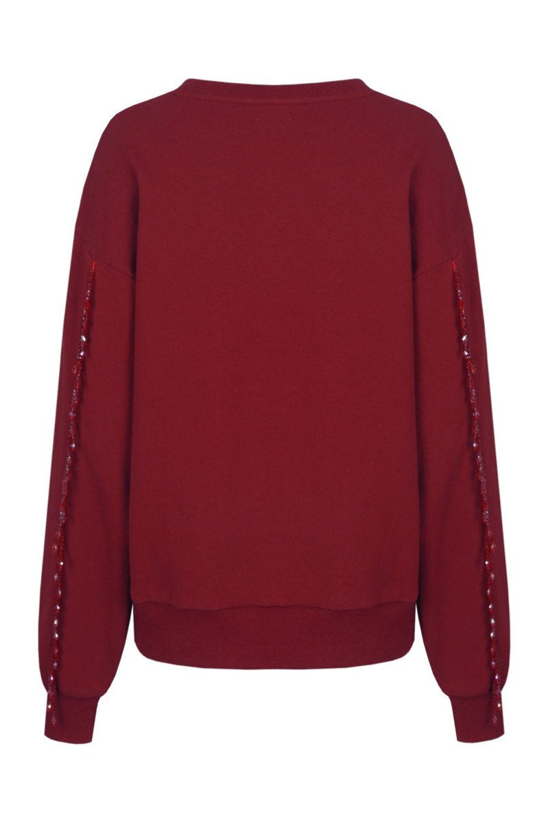 Achterkant rode sweater Fluresk Jessie – rij rode kraaltjes langs de mouwen | Jo&Co Club