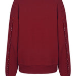 Achterkant rode sweater Fluresk Jessie – rij rode kraaltjes langs de mouwen | Jo&Co Club