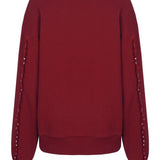 Achterkant rode sweater Fluresk Jessie – rij rode kraaltjes langs de mouwen | Jo&Co Club