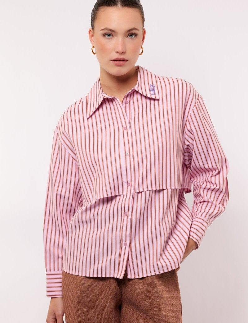 model draagt de kia blouse van fluresk in het roze met bruine strepen voor dames.