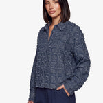 Donkerblauwe blouse met franjestructuur, vooraanzicht | Fluresk Kris blouse | Jo&Co Club