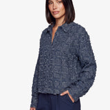 Donkerblauwe blouse met franjestructuur, vooraanzicht | Fluresk Kris blouse | Jo&Co Club