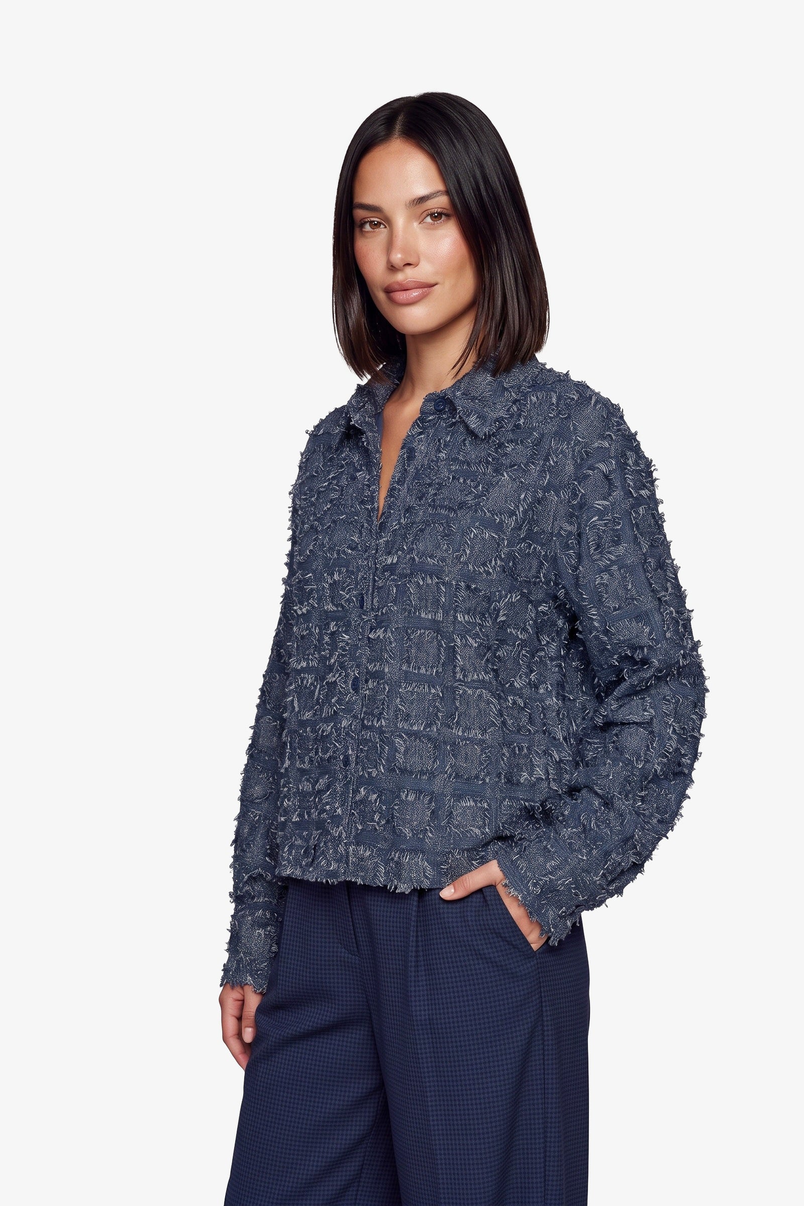 Donkerblauwe blouse met franjestructuur, vooraanzicht | Fluresk Kris blouse | Jo&Co Club