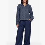 Donkerblauwe blouse met franjestructuur, vooraanzicht | Fluresk Kris blouse | Jo&Co Club
