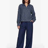 Donkerblauwe blouse met franjestructuur, vooraanzicht | Fluresk Kris blouse | Jo&Co Club
