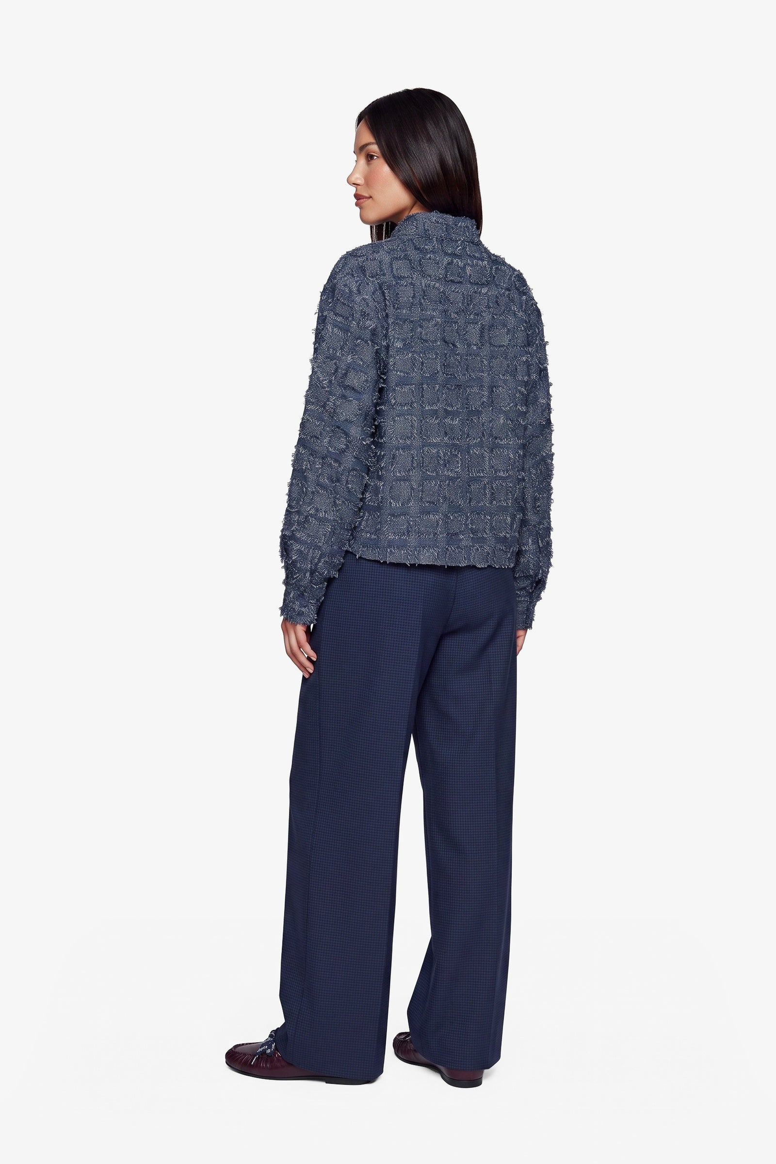 Donkerblauwe blouse met franjestructuur, achterkant | Fluresk Kris blouse | Jo&Co Club