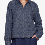 Donkerblauwe blouse met franjestructuur, detailfoto | Fluresk Kris blouse | Jo&Co Club