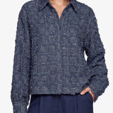 Donkerblauwe blouse met franjestructuur, detailfoto | Fluresk Kris blouse | Jo&Co Club