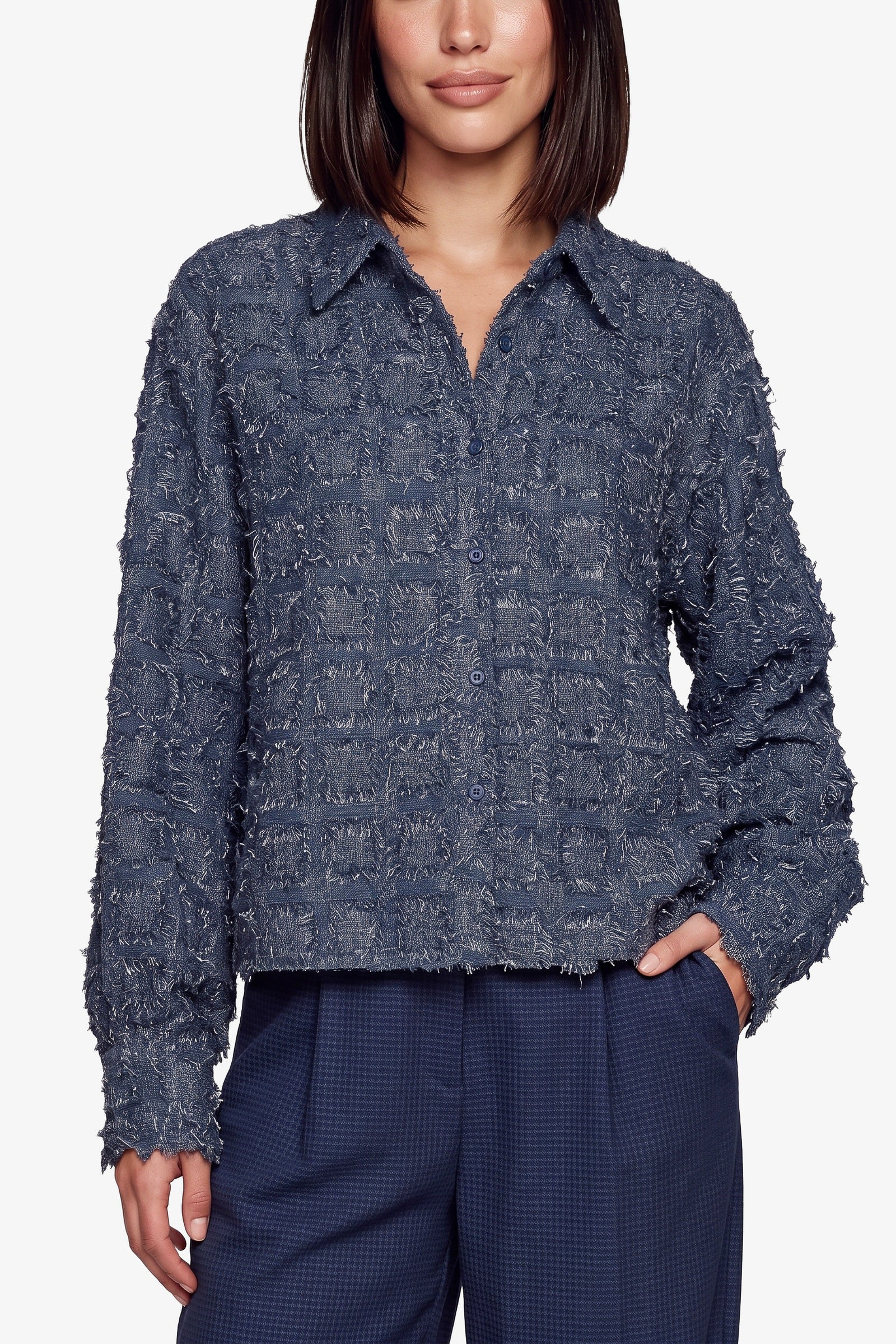 Donkerblauwe blouse met franjestructuur, detailfoto | Fluresk Kris blouse | Jo&Co Club