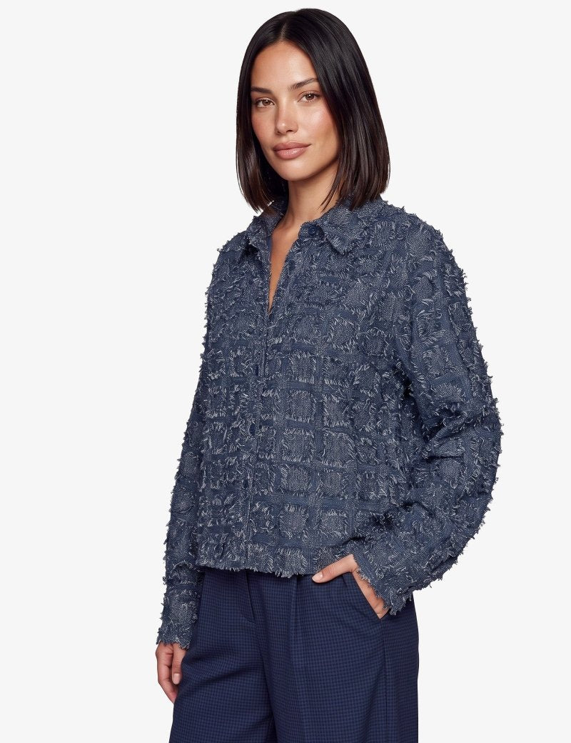 Donkerblauwe blouse met franjestructuur, vooraanzicht | Fluresk Kris blouse | Jo&Co Club