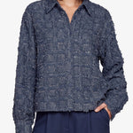 Donkerblauwe blouse met franjestructuur, detailfoto | Fluresk Kris blouse | Jo&Co Club