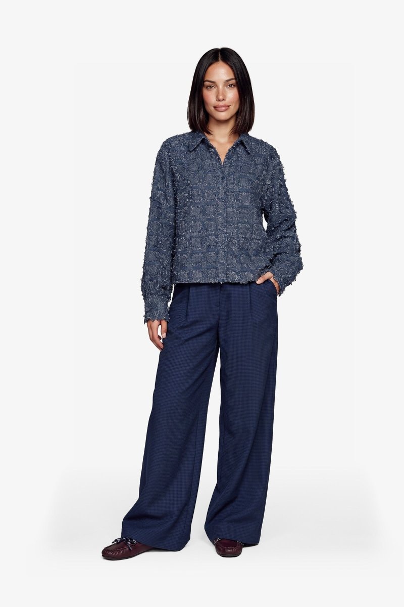 Donkerblauwe blouse met franjestructuur, vooraanzicht | Fluresk Kris blouse | Jo&Co Club