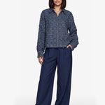 Donkerblauwe blouse met franjestructuur, vooraanzicht | Fluresk Kris blouse | Jo&Co Club