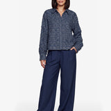 Donkerblauwe blouse met franjestructuur, vooraanzicht | Fluresk Kris blouse | Jo&Co Club
