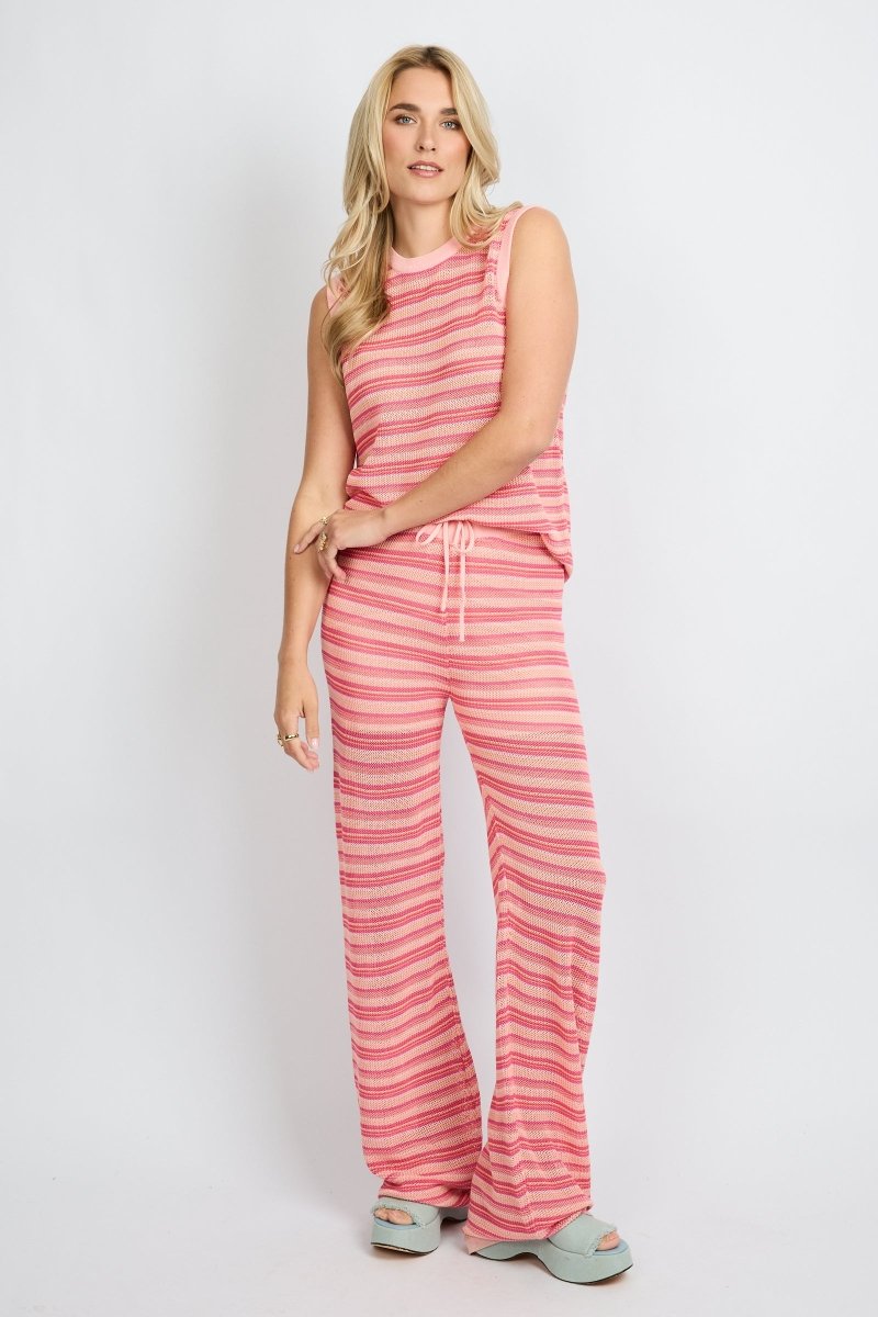 Een full-length foto van een model op een witte achtergrond | Fluresk Kily knitting pants | Jo&Co Club