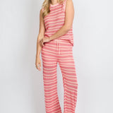 Een full-length foto van een model op een witte achtergrond | Fluresk Kily knitting pants | Jo&Co Club