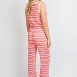 Een model, van achteren gefotografeerd, draagt een gebreide jumpsuit met horizontale | Fluresk knitting pants | Jo&Co Club