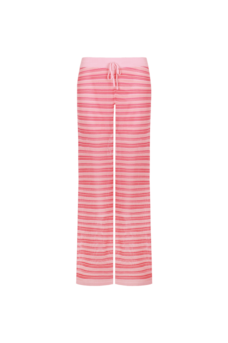 Een vrijstaande productfoto van een gebreide broek tegen een effen zwarte achtergrond | Fluresk knitting pants | Jo&Co Club