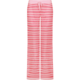 Een vrijstaande productfoto van een gebreide broek tegen een effen zwarte achtergrond | Fluresk knitting pants | Jo&Co Club