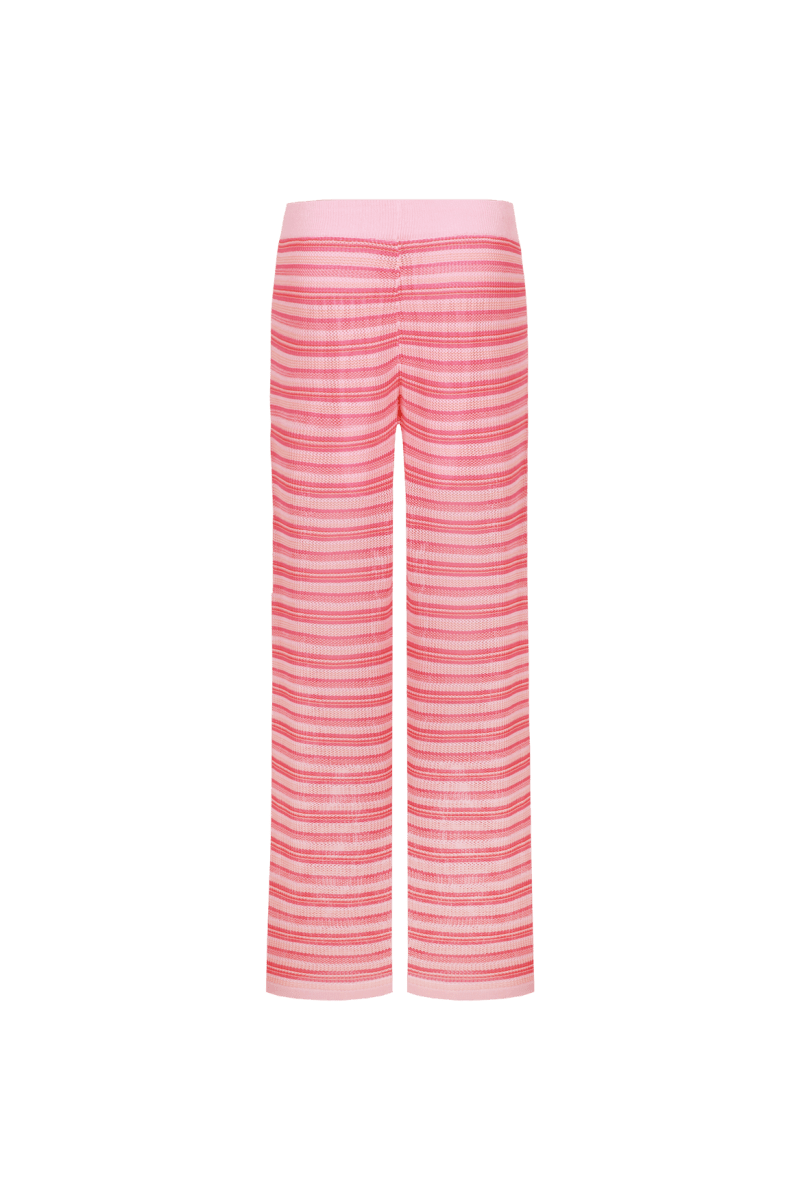Productfoto van de achterkant van een gebreide broek tegen een zwarte achtergrond | Fluresk knitting pants | Jo&Co Club