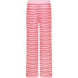 Productfoto van de achterkant van een gebreide broek tegen een zwarte achtergrond | Fluresk knitting pants | Jo&Co Club
