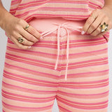 Een close-up van een model dat een tweedelige gebreide set draagt, bestaande uit een | Fluresk knitting pants | Jo&Co Club