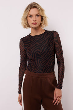 model draagt de lawrence top van fluresk in mocha bruin en zwart.