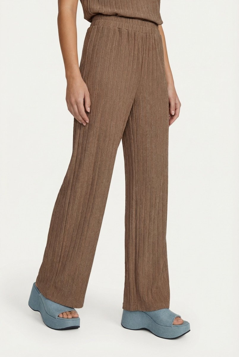 Broek in taupe – Comfortabele geplisseerde broek met wijde pijpen | Jo&Co Club