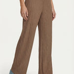 Broek in taupe – Comfortabele geplisseerde broek met wijde pijpen | Jo&Co Club