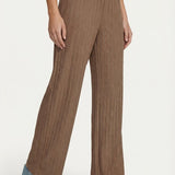 Broek in taupe – Comfortabele geplisseerde broek met wijde pijpen | Jo&Co Club