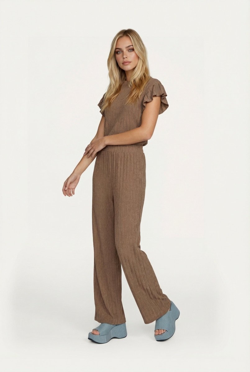 Jumpsuit [Naam] bruin – Geribde set met ruchemouwen en wijde pijpen | Jo&Co Club