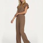 Jumpsuit [Naam] bruin – Geribde set met ruchemouwen en wijde pijpen | Jo&Co Club