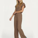 Jumpsuit [Naam] bruin – Geribde set met ruchemouwen en wijde pijpen | Jo&Co Club