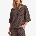 Bruine top met reliefstructuur en halflange mouwen, vooraanzicht | Fluresk Liosa top | Jo&Co Club