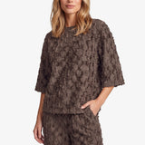 Bruine top met reliefstructuur en halflange mouwen, vooraanzicht | Fluresk Liosa top | Jo&Co Club