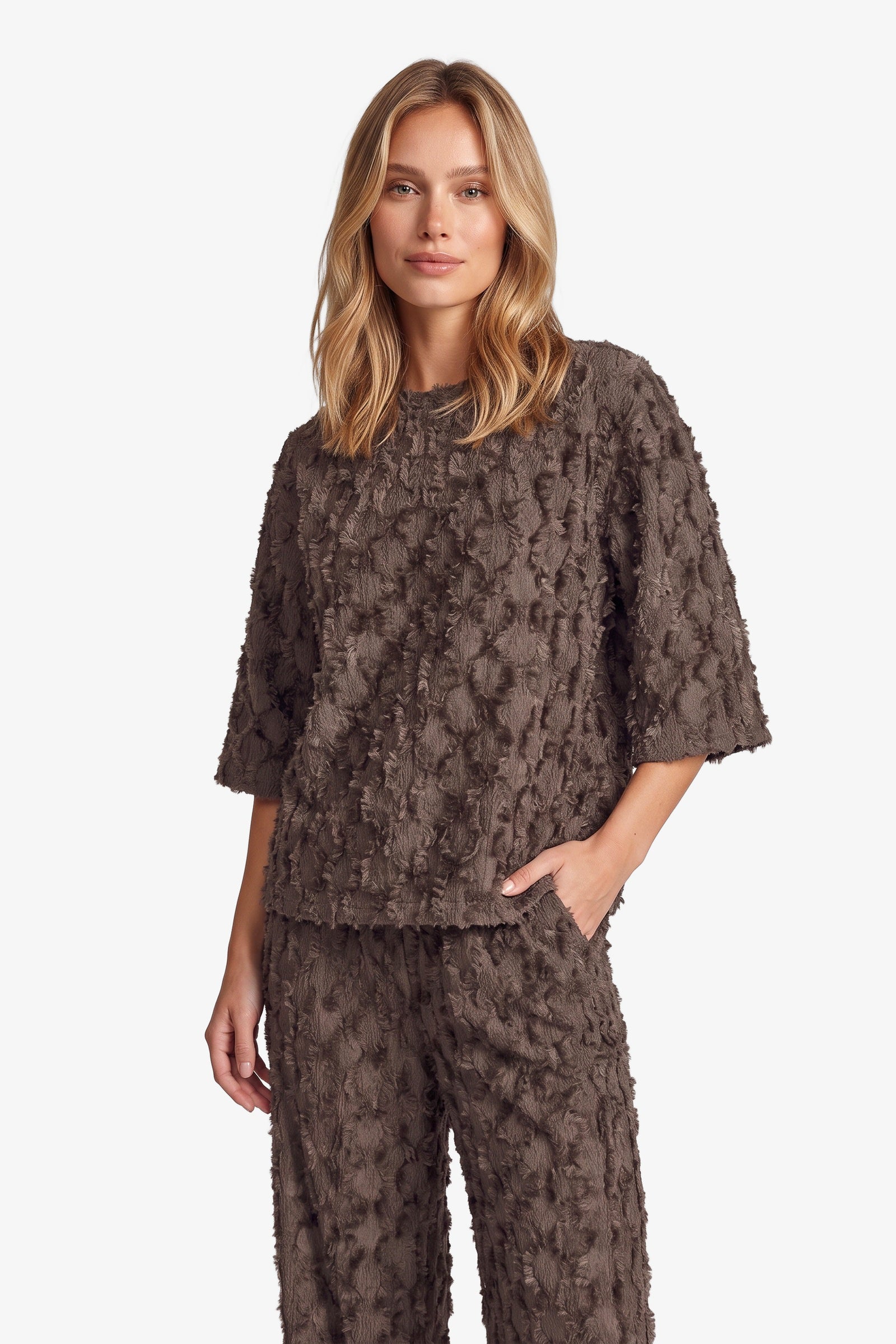 Bruine top met reliefstructuur en halflange mouwen, vooraanzicht | Fluresk Liosa top | Jo&Co Club
